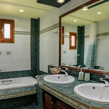 Vila La Serena & Farm With Heated Pool Rethymno